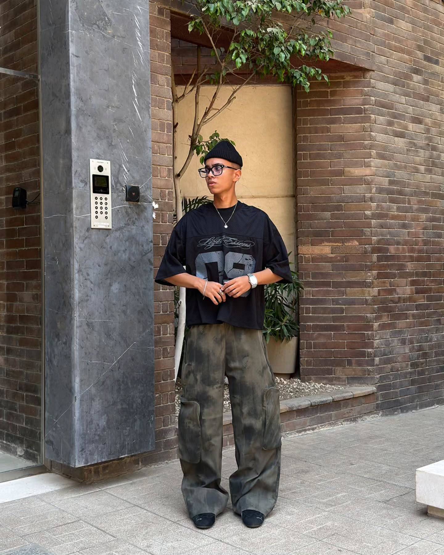 Customer wearing Liztr Essens Black 09 jersey